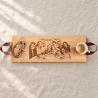 Beuken serveerplank met familiegravure, gestyled met koffie en cake