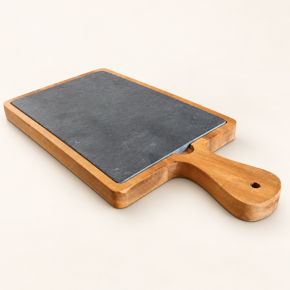 Houten serveerplank met leisteen inzetstuk