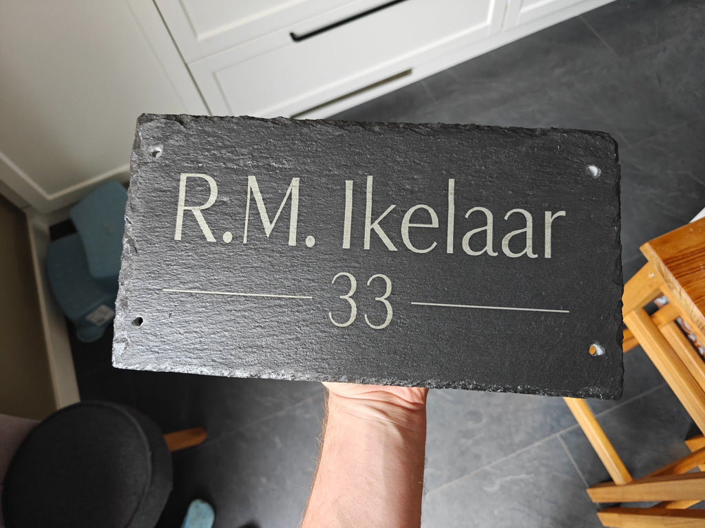 Voorbeeld van een gegraveerd leisteen huisnummerbord