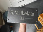 Voorbeeld van een gegraveerd leisteen huisnummerbord