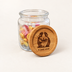 Geopende snoeppot met gegraveerd houten deksel